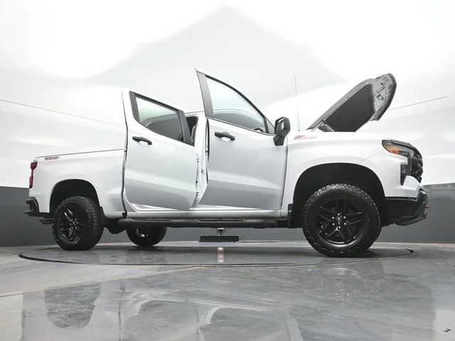 Used 2025 White Chevrolet Custom Trail Boss image 31