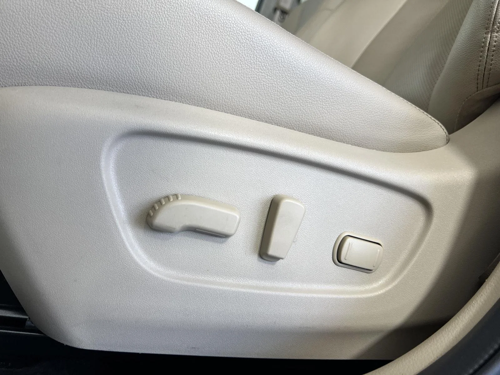 Used 2016  Nissan SL image 8