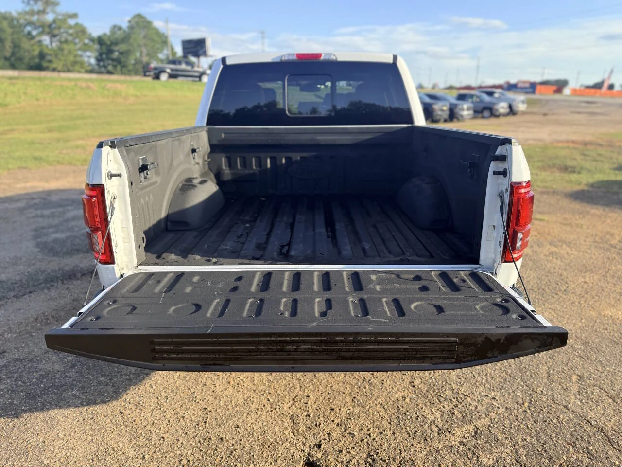 Used 2016 White Ford Lariat 4x4 4dr SuperCrew 5.5 ft. SB image 11
