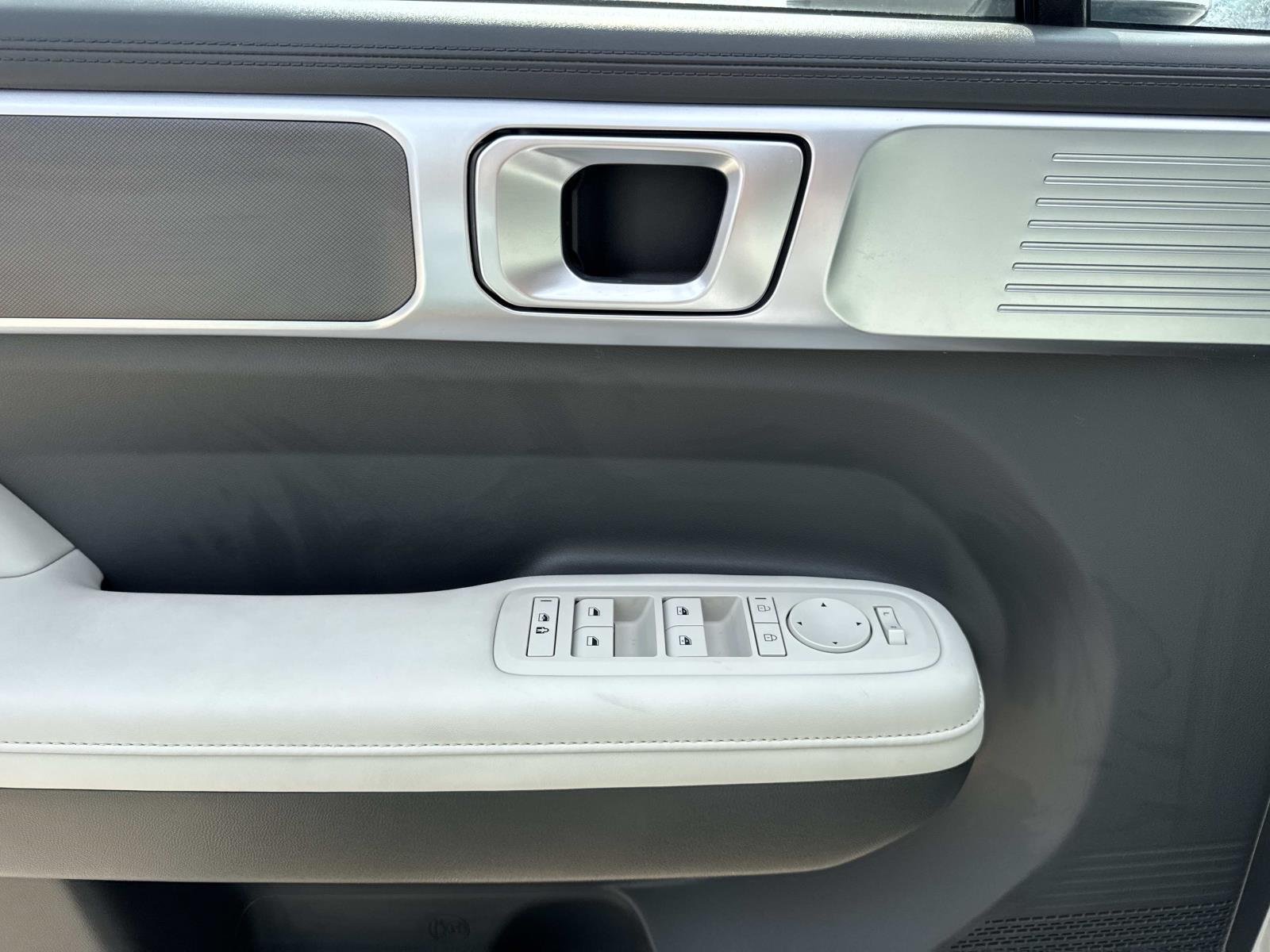 Used 2025 Serenity White Hyundai SEL image 19