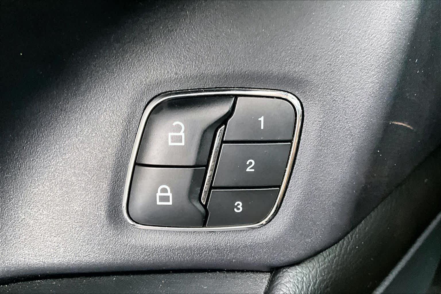 Used 2019 Oxford White Ford XLT image 34
