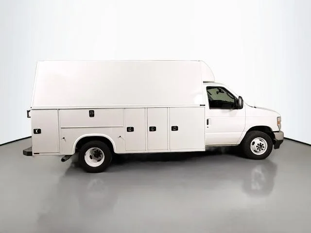New 2026 Oxford White Ford E-350 SRW image 35