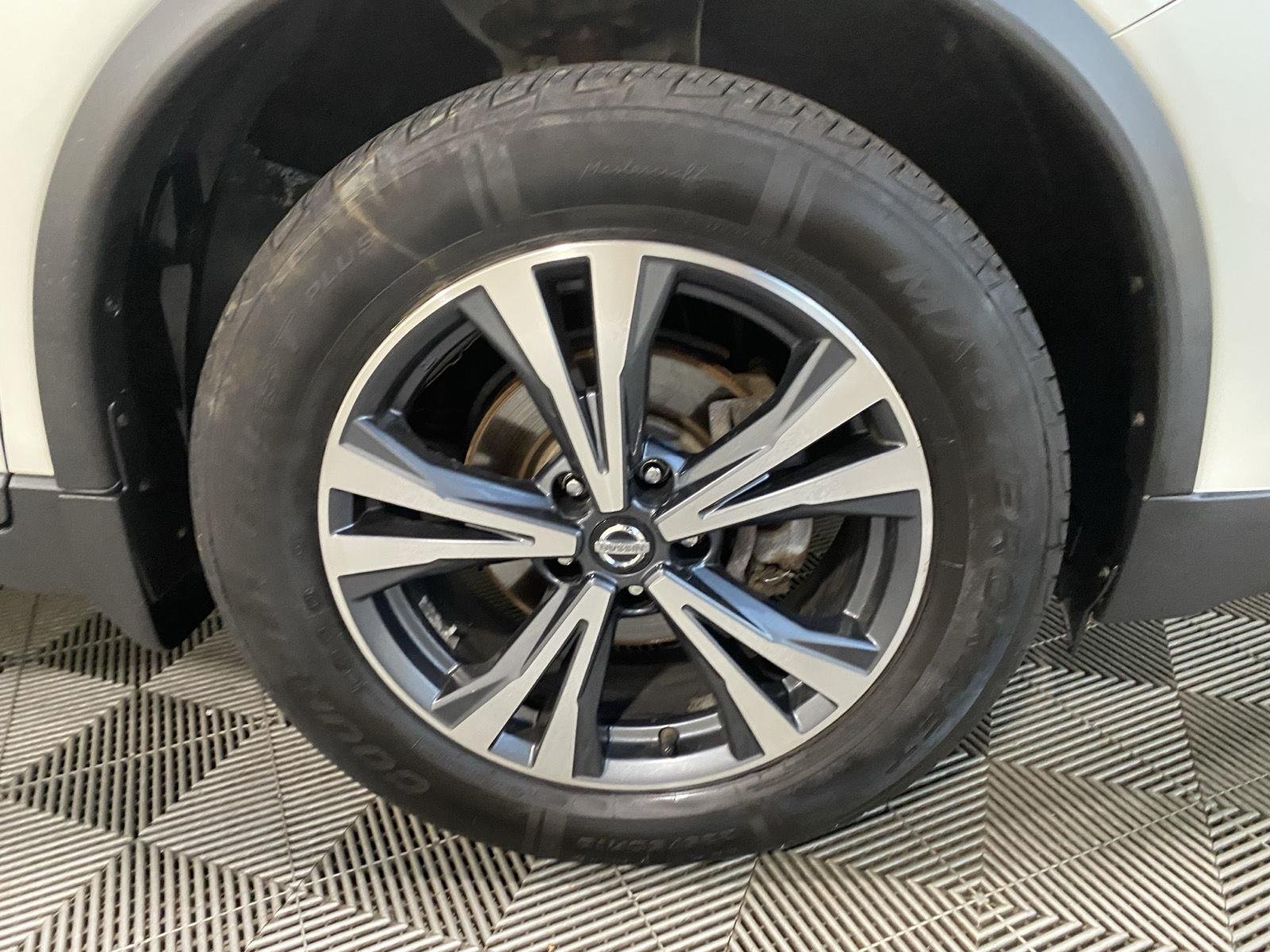 Used 2017 Pearl White Nissan SL image 10
