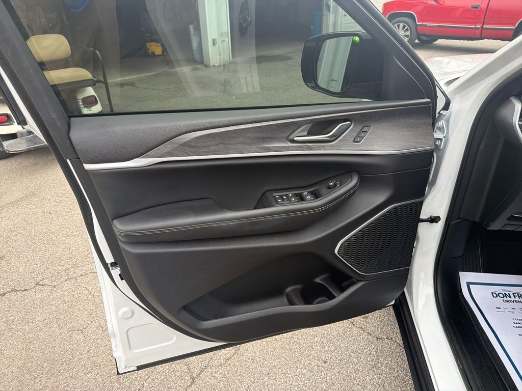 Used 2025 White Jeep Limited image 11