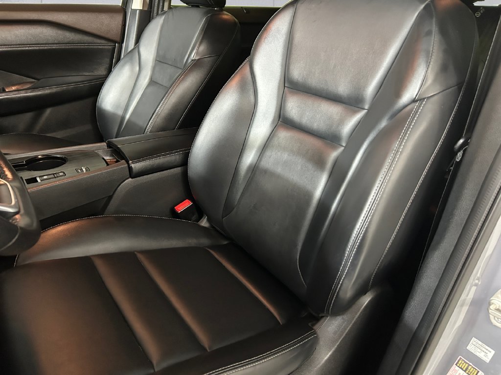 Used 2023 Gray Nissan SV image 8