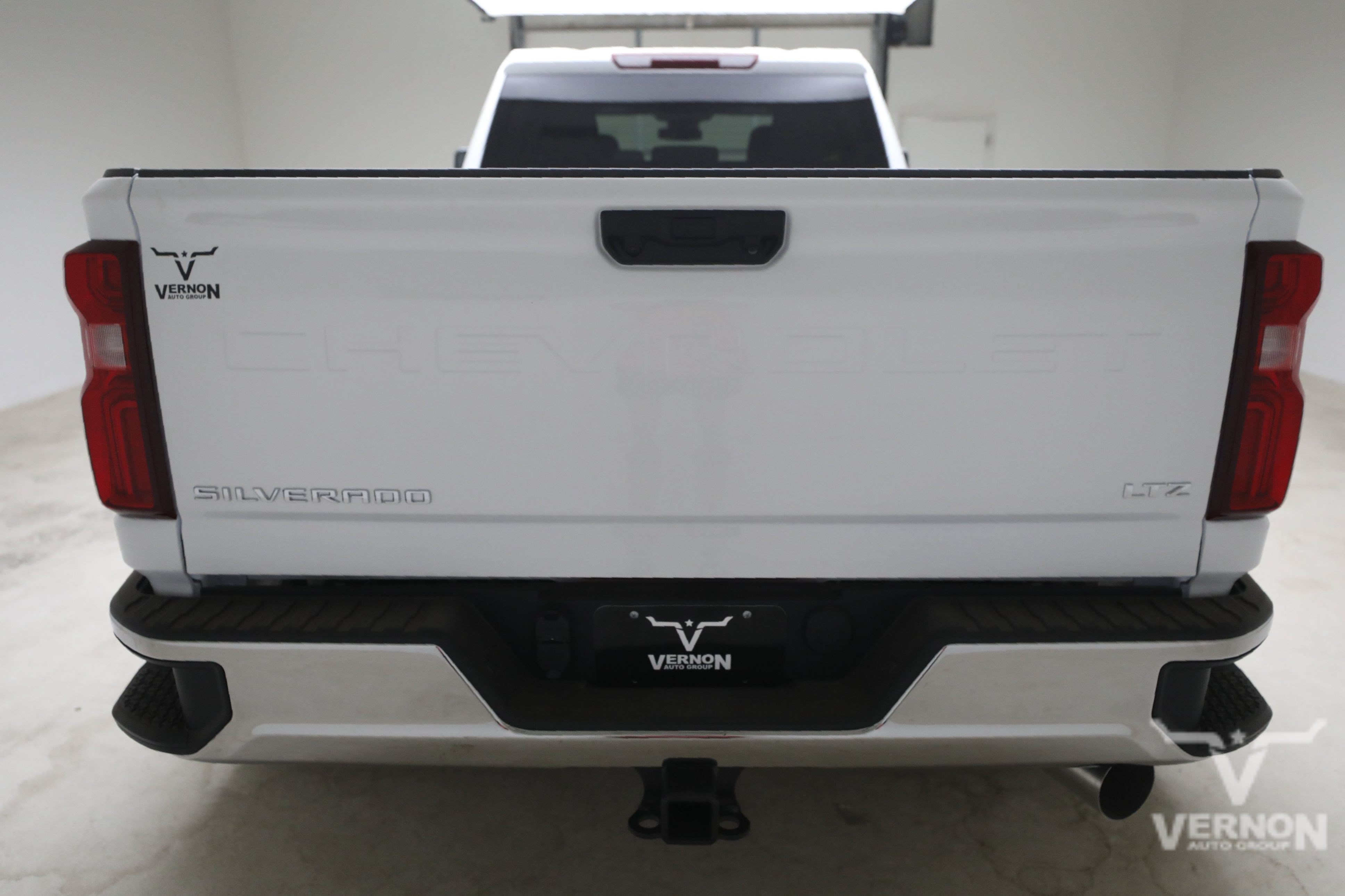 New 2026 Summit White Chevrolet N image 4