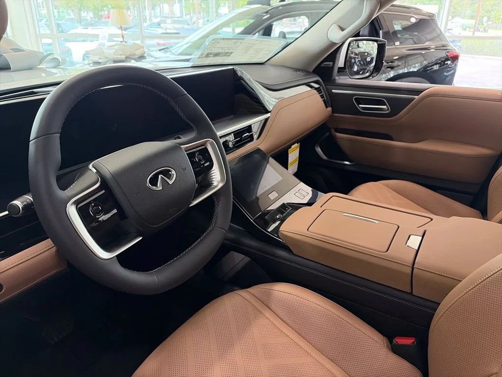 New 2027 RADIANT WHITE INFINITI LUXE image 4
