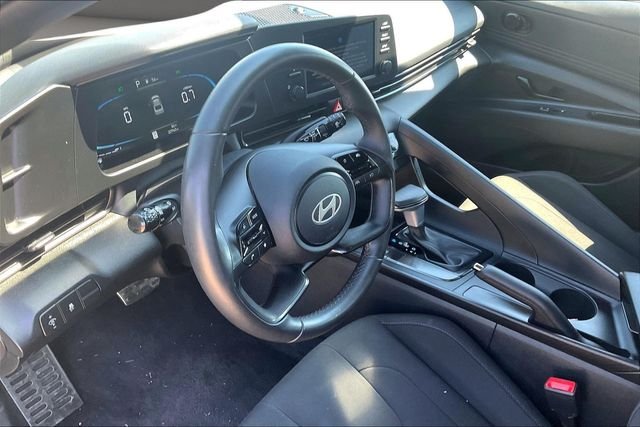 Used 2025 Black Hyundai SEL Sport image 11