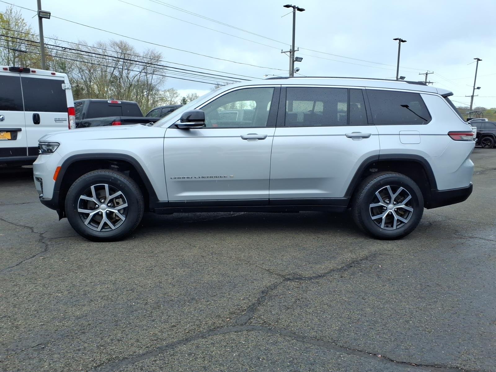 Used 2023 Silver Jeep Limited image 6