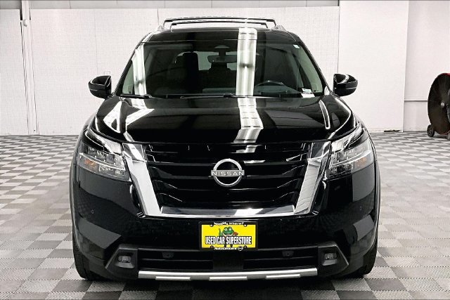 Used 2023 Super Black Nissan Platinum image 4