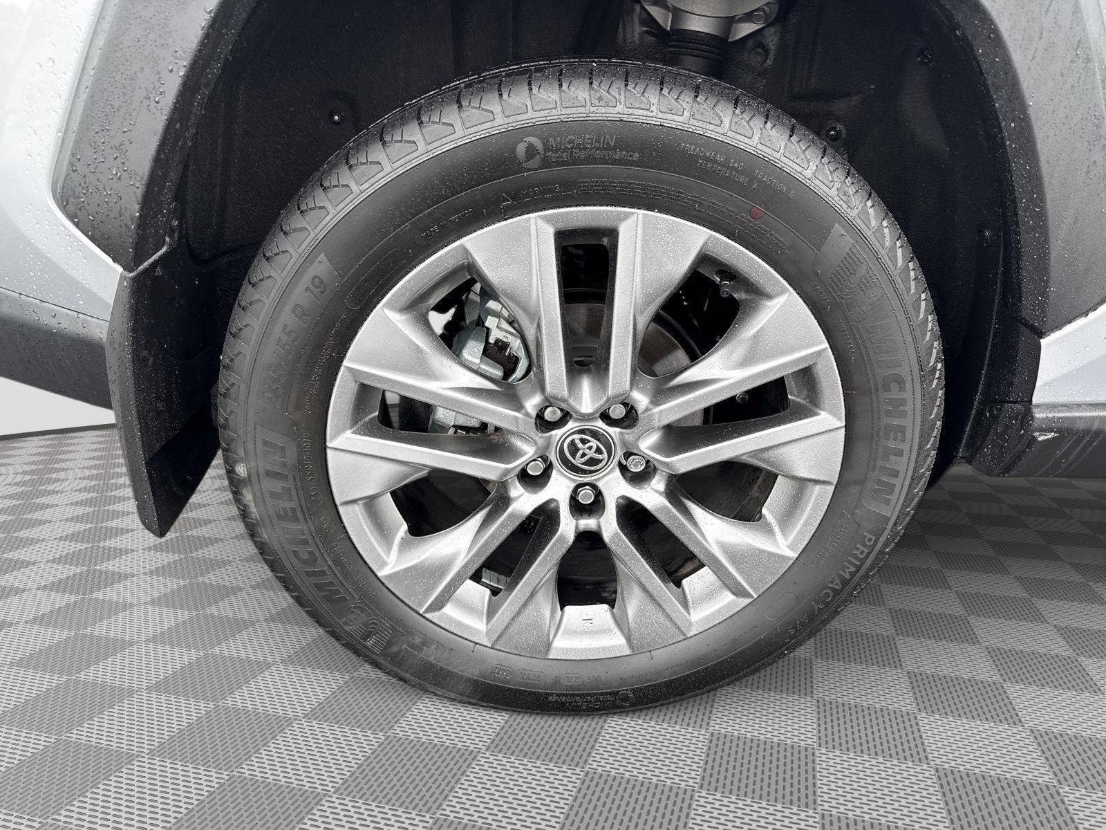 Used 2025 Silver Sky Metallic Toyota XLE Premium image 13