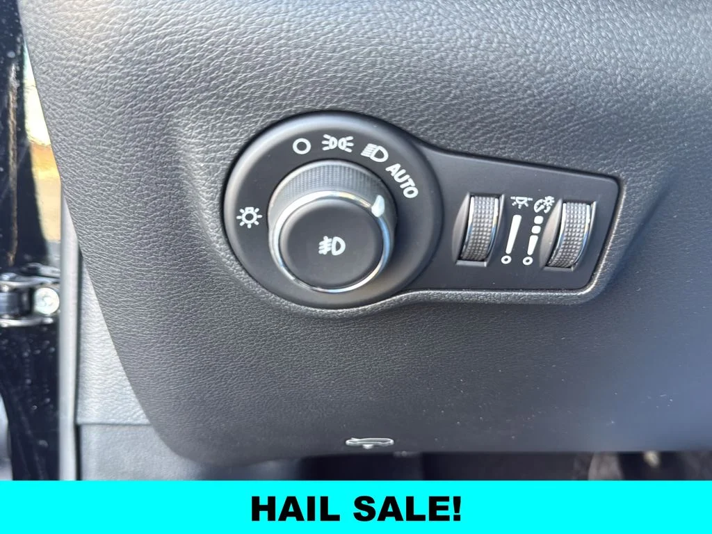 New 2026 Diamond Black Crystal Pearl-Coat Exterior Paint Jeep Latitude image 18
