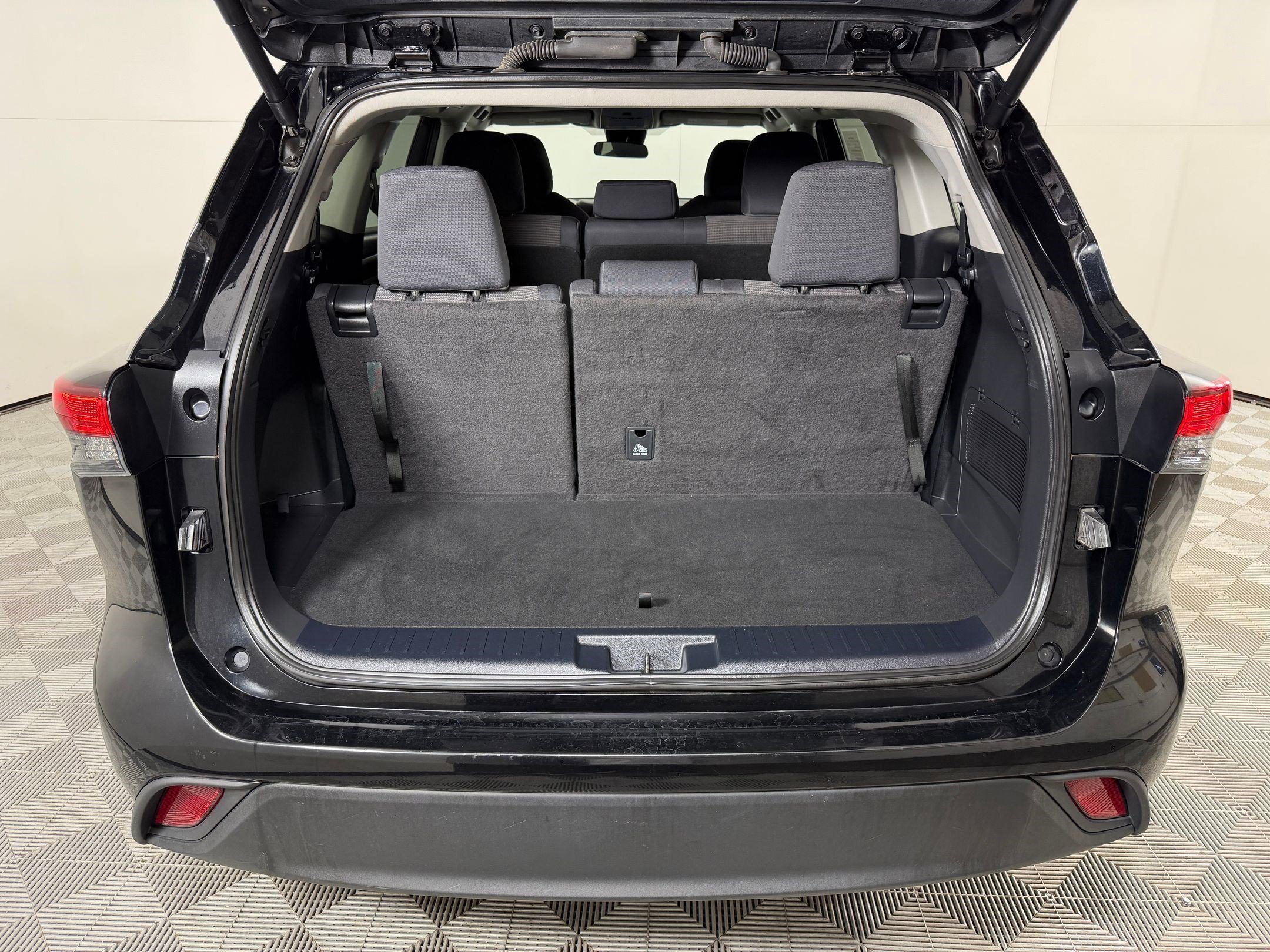 2024 Toyota Highlander LE - Photo 30