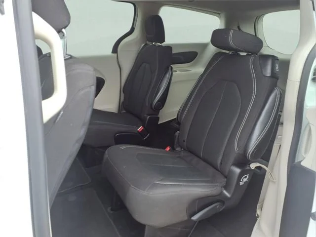 Used 2024  Chrysler LX image 16