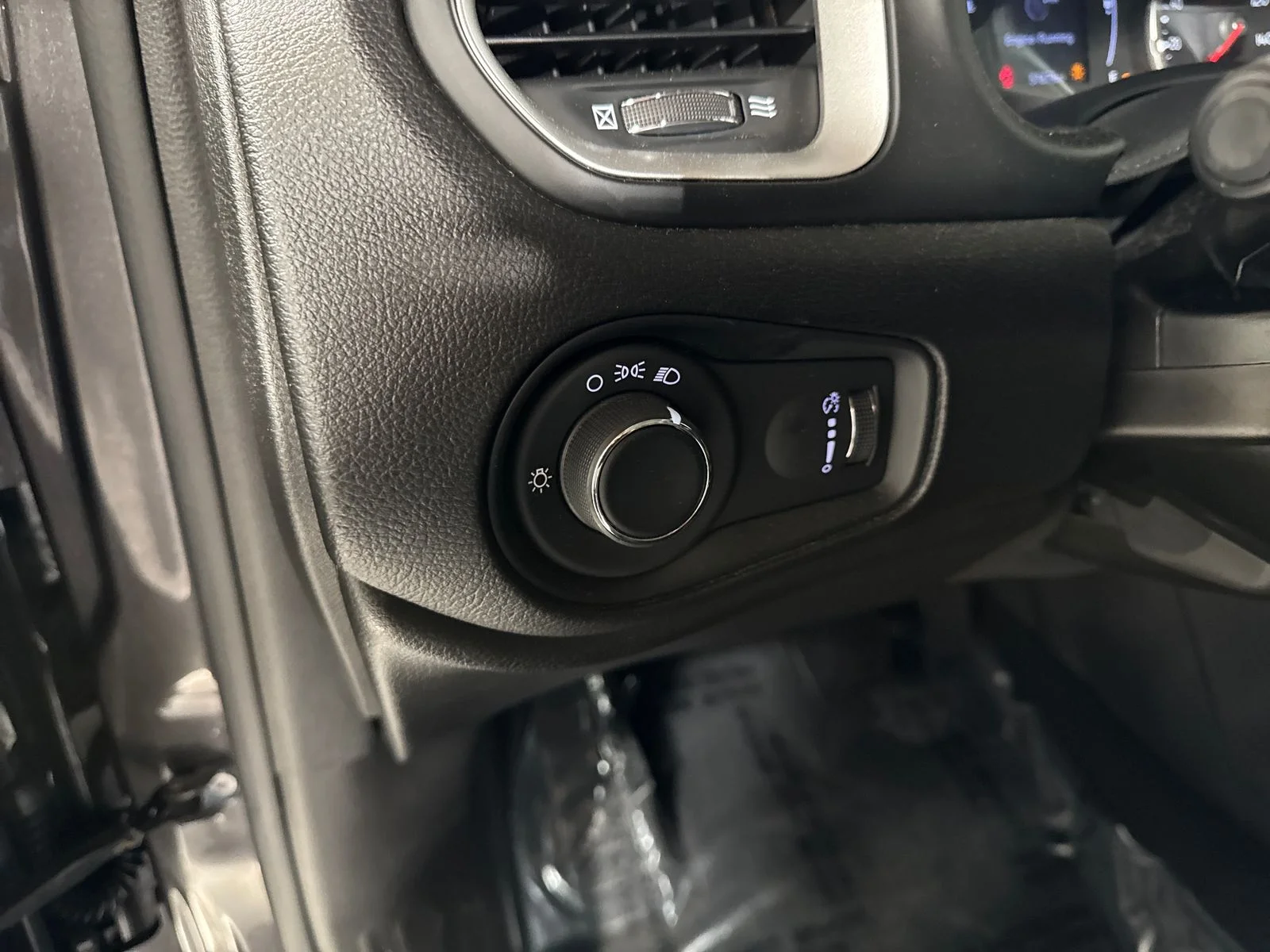 Used 2019 Crystal Metallic Jeep Sport image 18