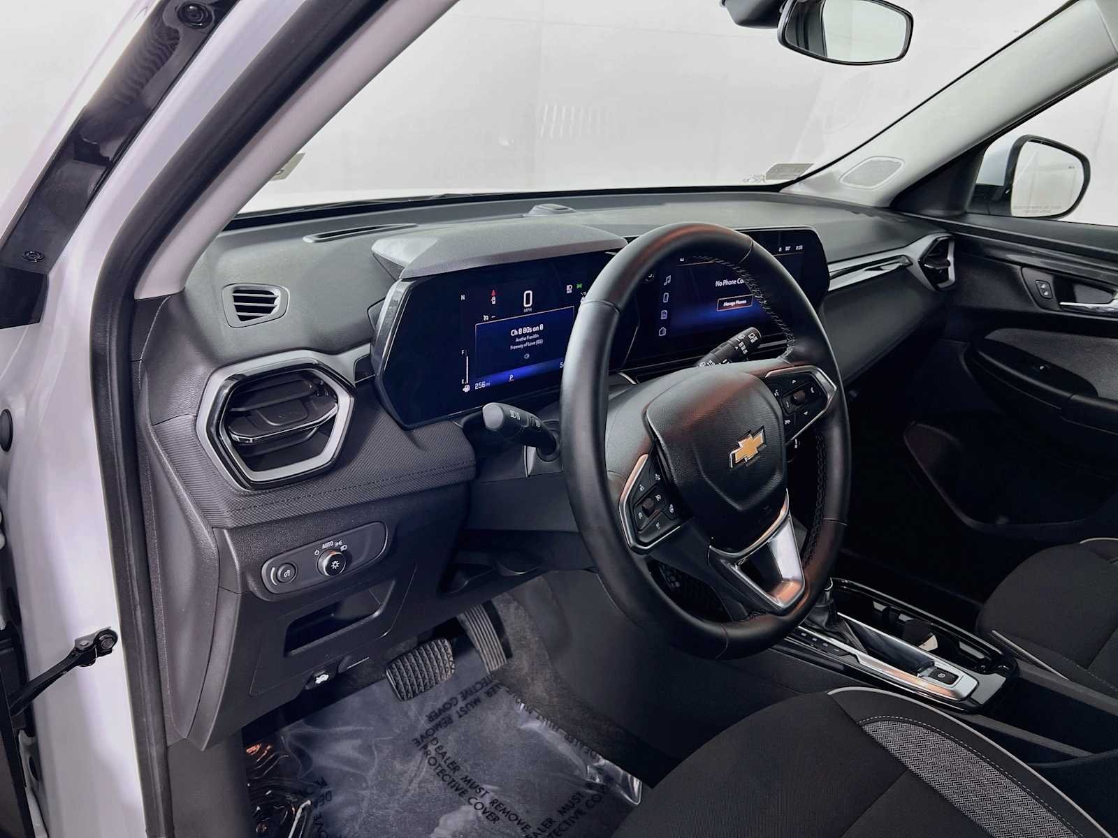 Used 2025 Summit White Chevrolet LT image 9