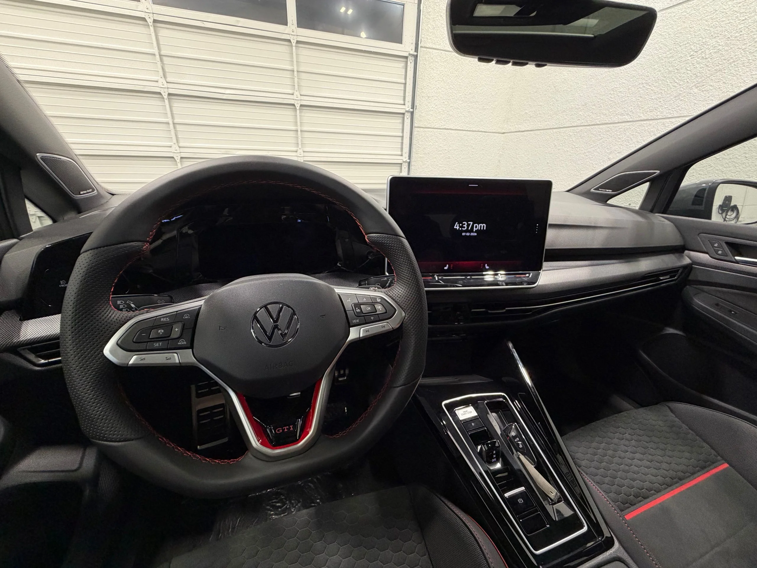 2025 Volkswagen Golf GTI SE - Photo 37