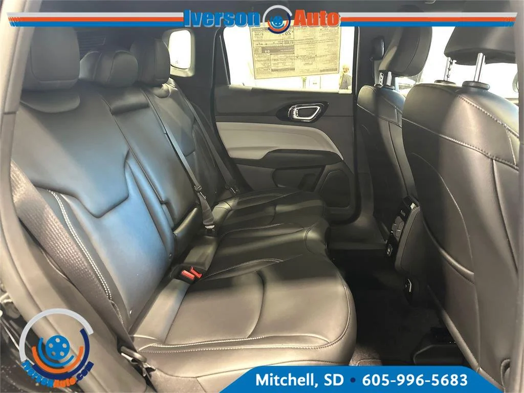 New 2026 Diamond Black Crystal Pearlcoat Jeep Limited image 30