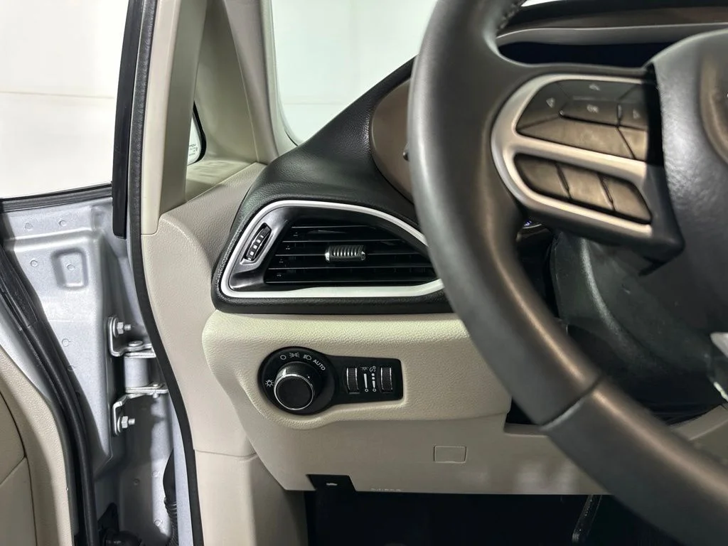 Used 2023 Silver Mist Clearcoat Chrysler LX image 13