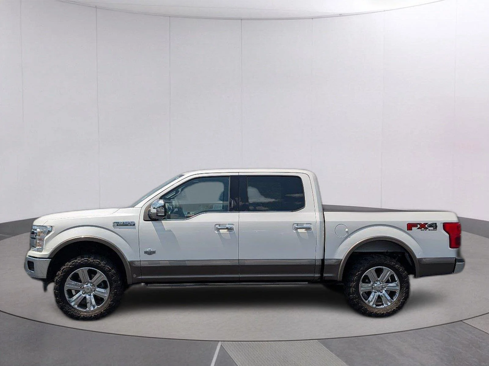 Used 2019 White Platinum Metallic Tri-Coat/Stone Gray Ford King Ranch image 2