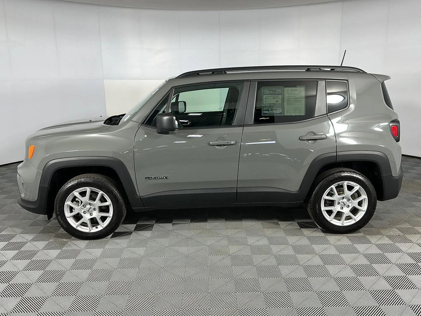 Used 2022 Sting-Gray Clearcoat Jeep Latitude image 15