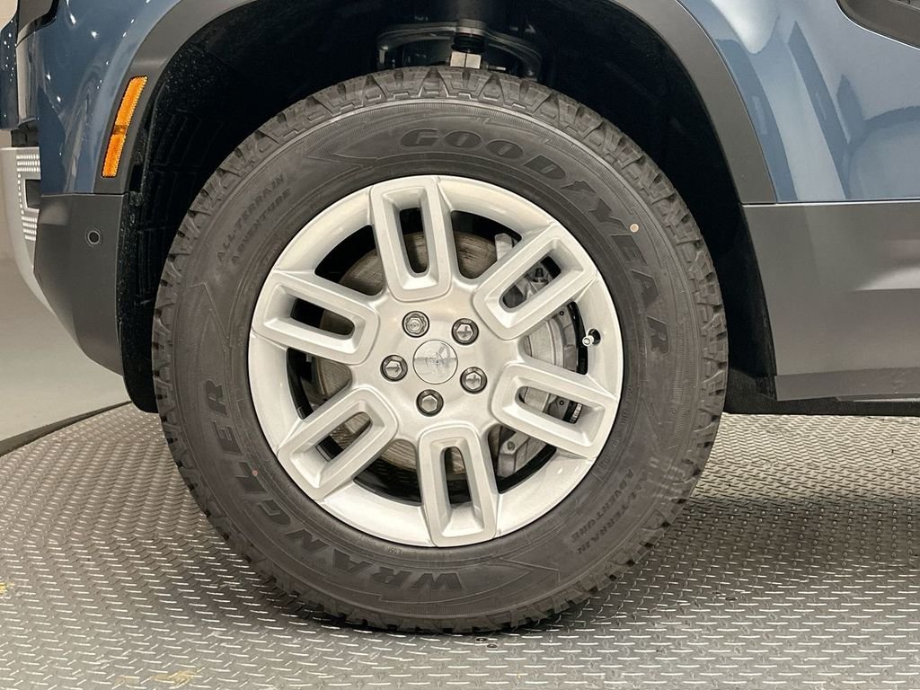 Used 2025 Tasman Blue Metallic Land Rover S image 4