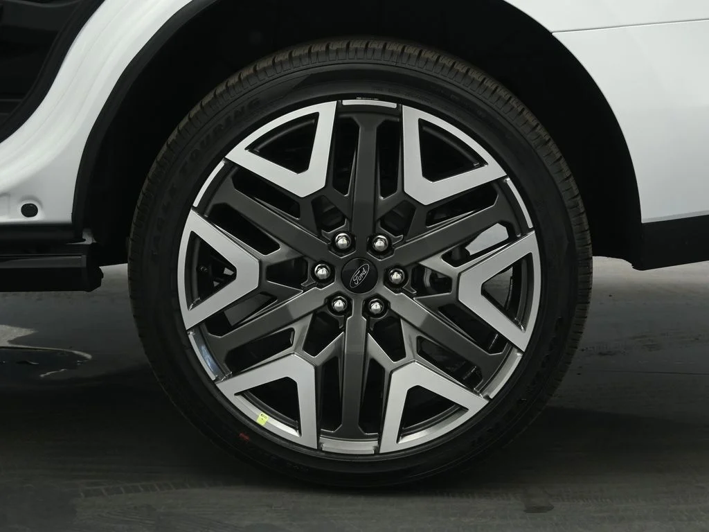 New 2025 Oxford White Ford Platinum image 24