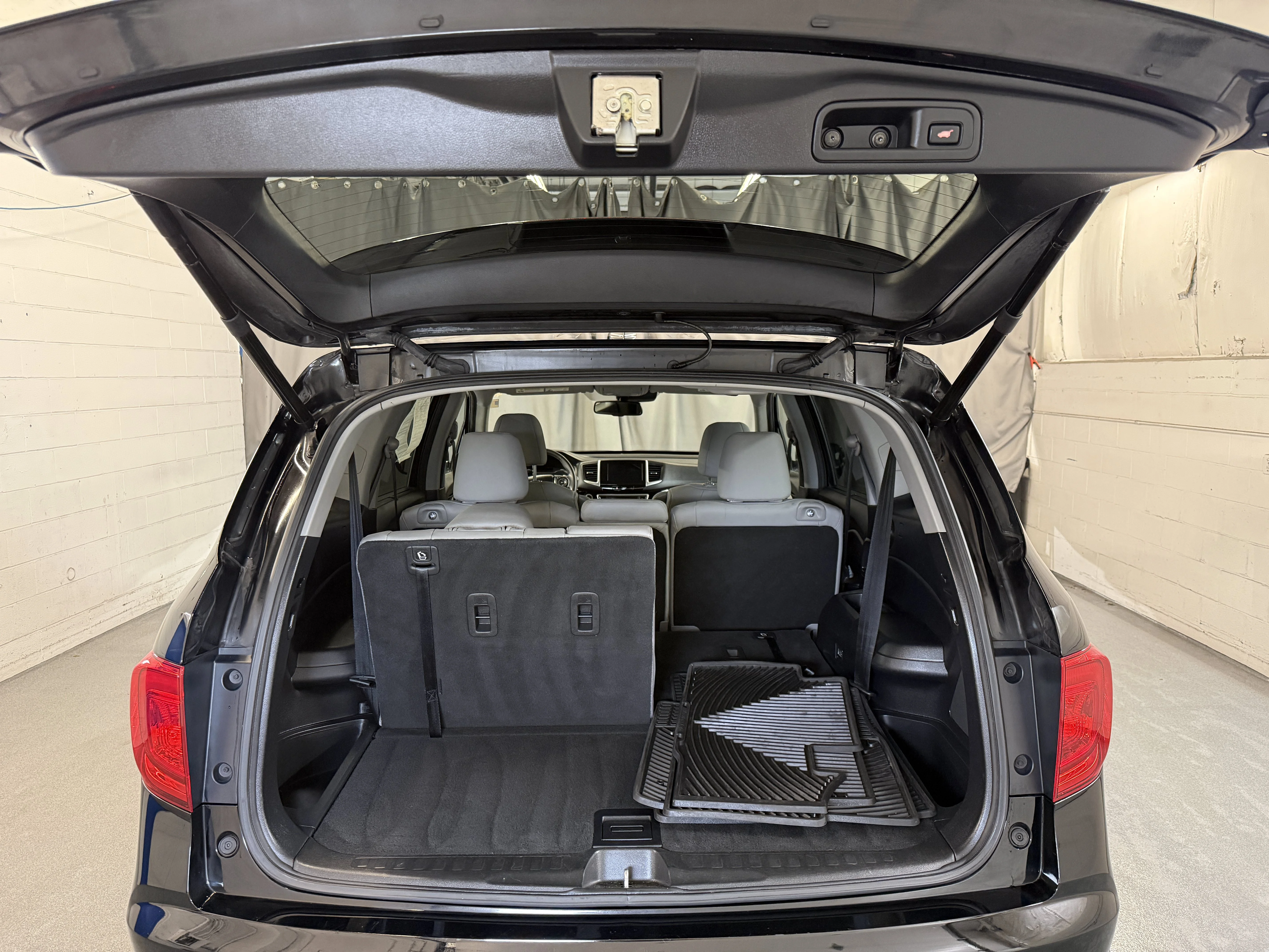 Certified Used 2018 Crystal Black Pearl Honda Touring image 8