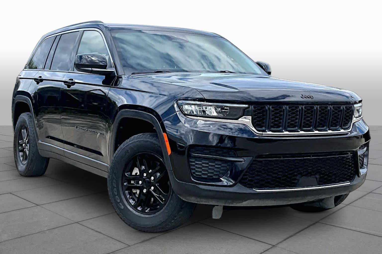 Used 2022 Diamond Black Crystal Pearlcoat Jeep Laredo image 3