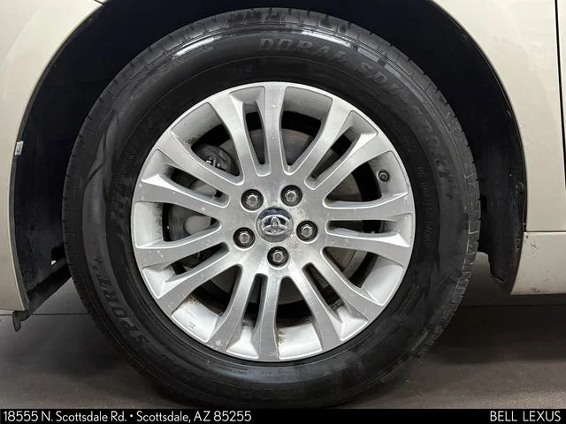 Used 2017  Toyota XLE image 9