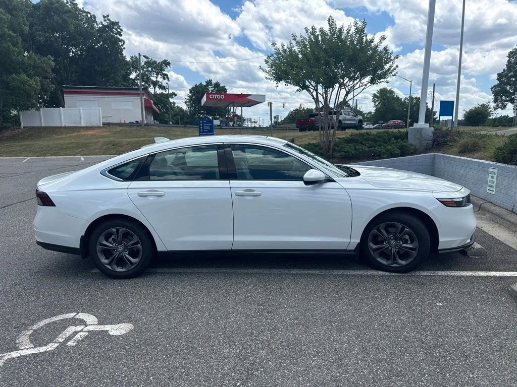 Used 2023 White Honda EX image 2