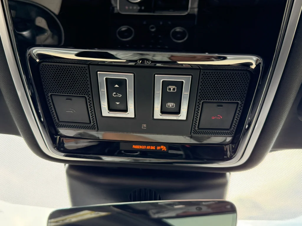 Used 2019 Corris Grey Metallic Land Rover R-Dynamic SE image 24