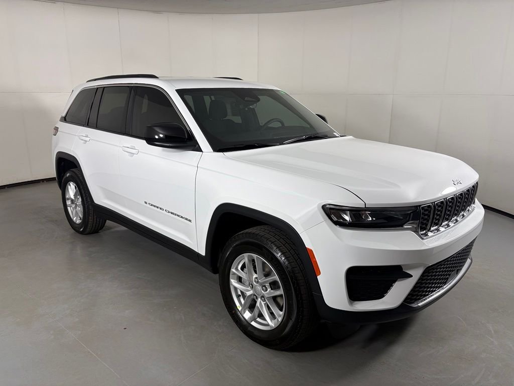 New 2026 Bright White Clear-Coat Exterior Paint Jeep Laredo image 2