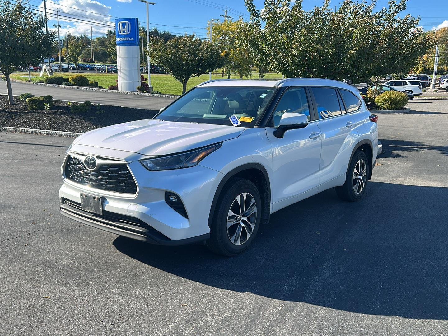 Used 2023 Wind Chill Pearl Toyota XLE image 3