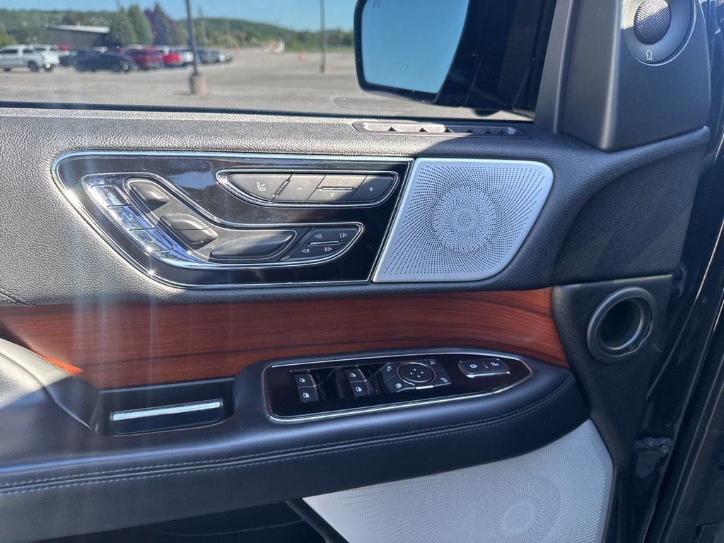 Used 2019 Black Metallic Lincoln Reserve image 22