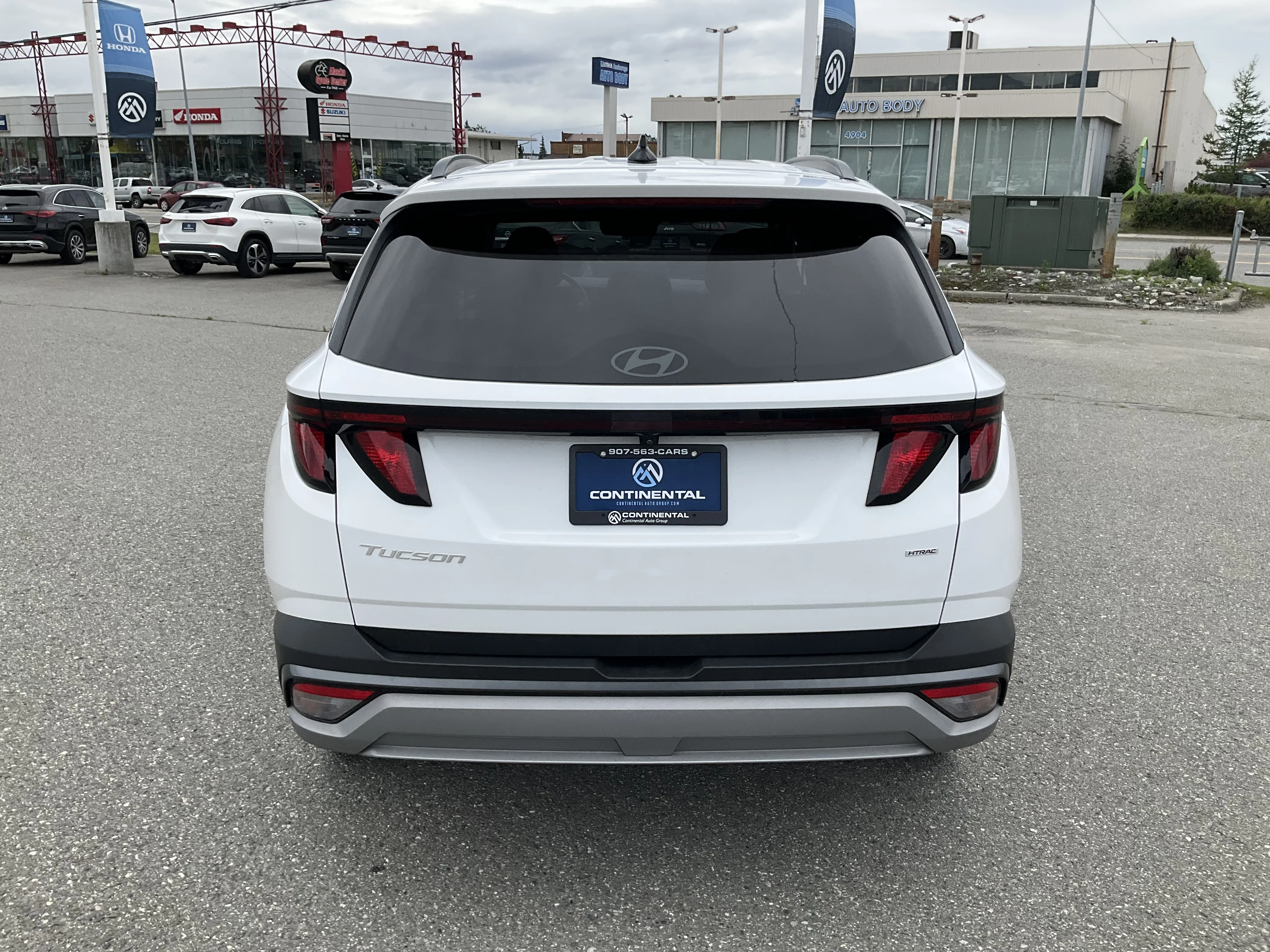 Used 2025 White Hyundai Preferred image 4