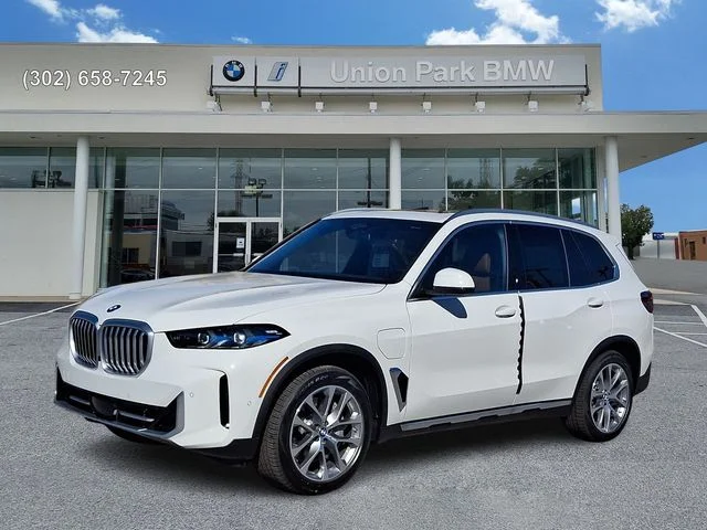 Used 2026 Alpine White BMW xDrive50e image 1