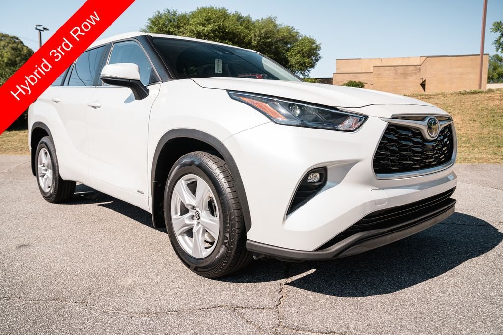 Used 2023 Wind Chill Pearl Toyota LE image 10
