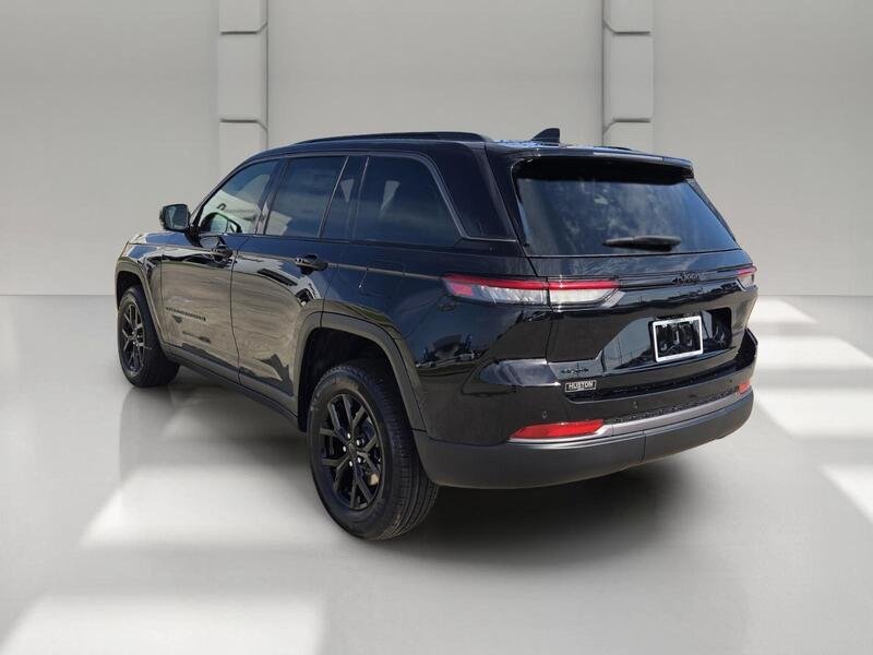 New 2026 Diamond Black Crystal Pearl-Coat Exterior Paint Jeep LAREDO ALTITUDE 4X4 image 3