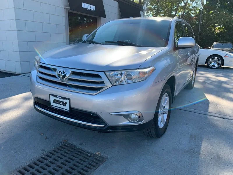 Used 2011 Silver Toyota Sport Utility 4D image 2