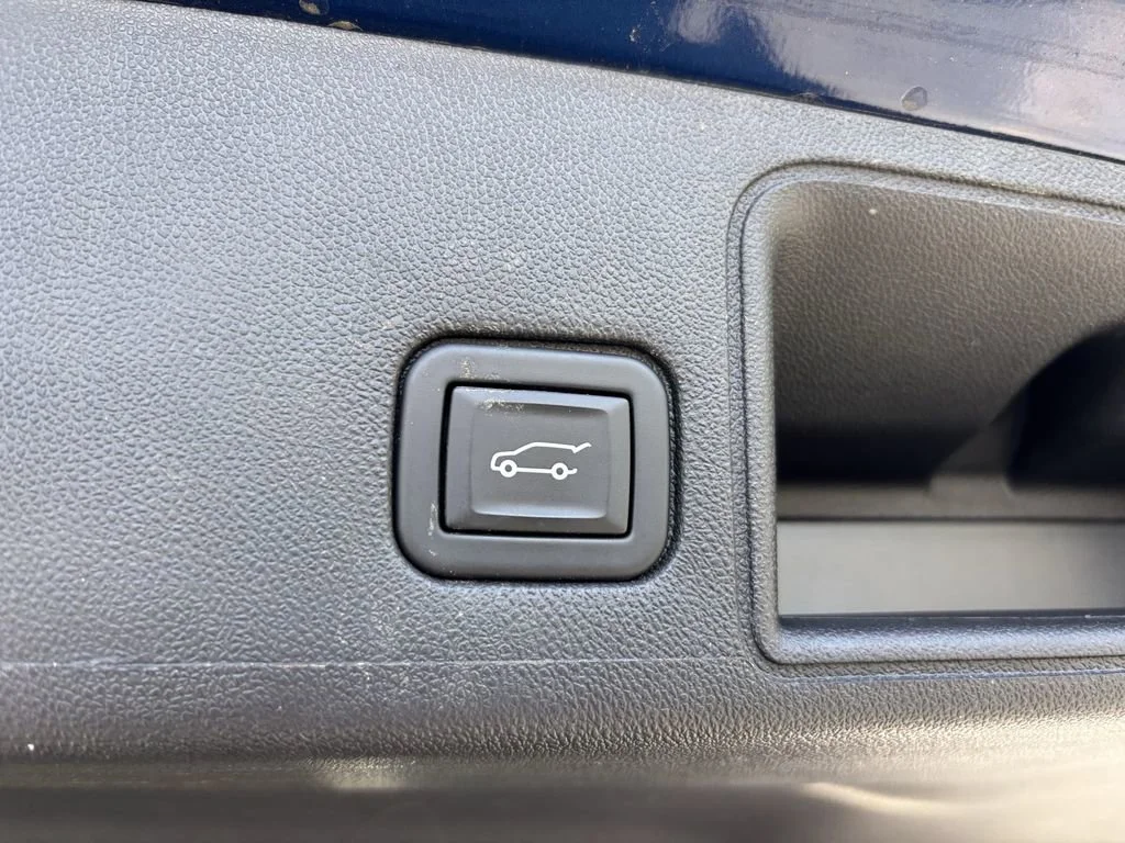 Used 2023 Marine Metallic GMC SLT image 19