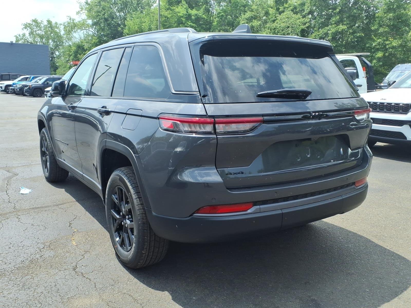 New 2026 Baltic Gray Metallic Clear-Coat Exterior Paint Jeep Altitude image 4