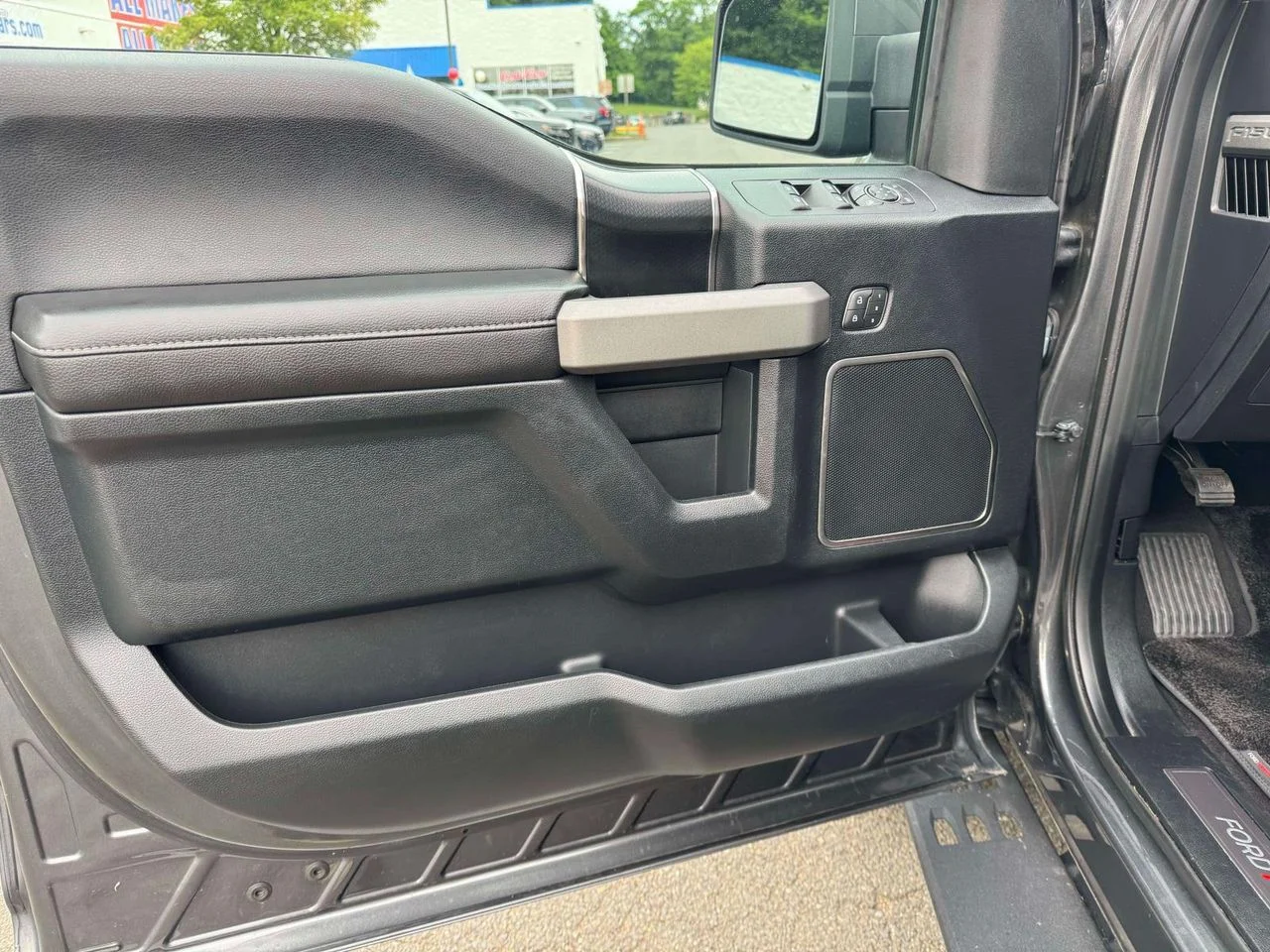 Used 2018 Magnetic Ford Raptor image 21