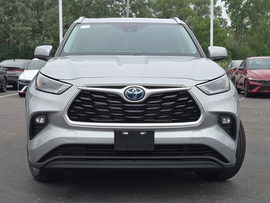 Used 2022 Silver Toyota XLE image 4