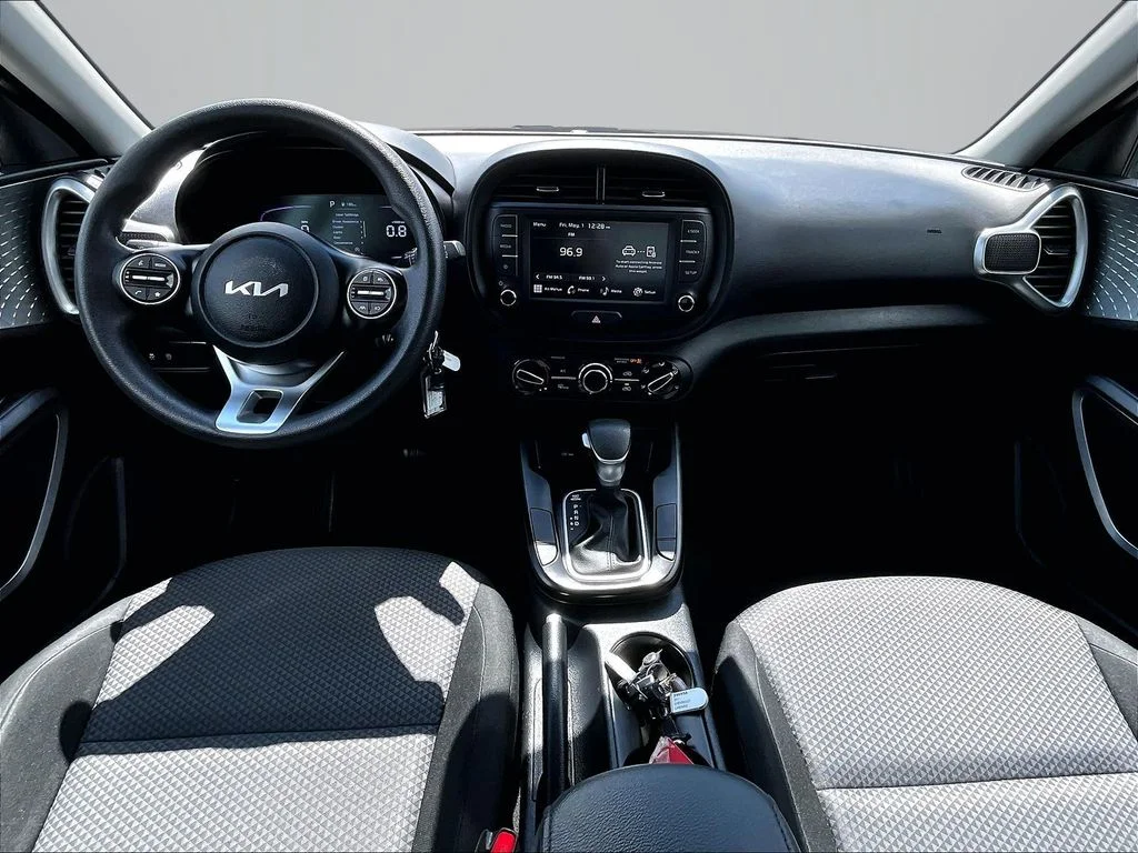 2025 Kia Soul LX - Photo 17