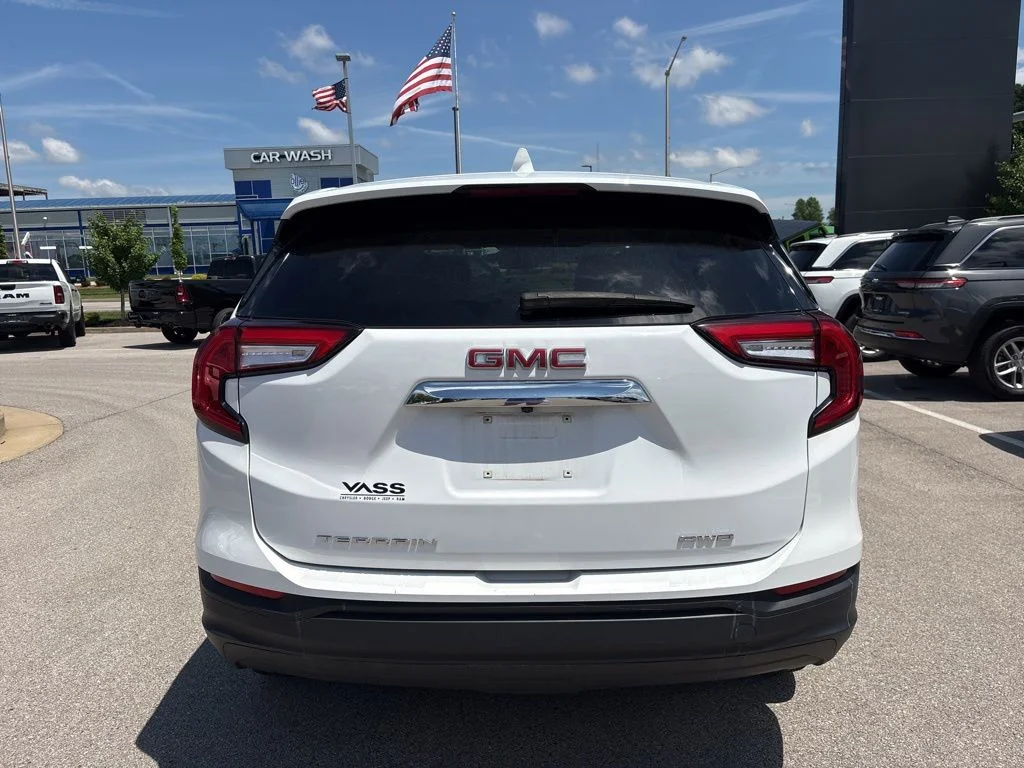 Used 2024 Summit White GMC SLE image 4