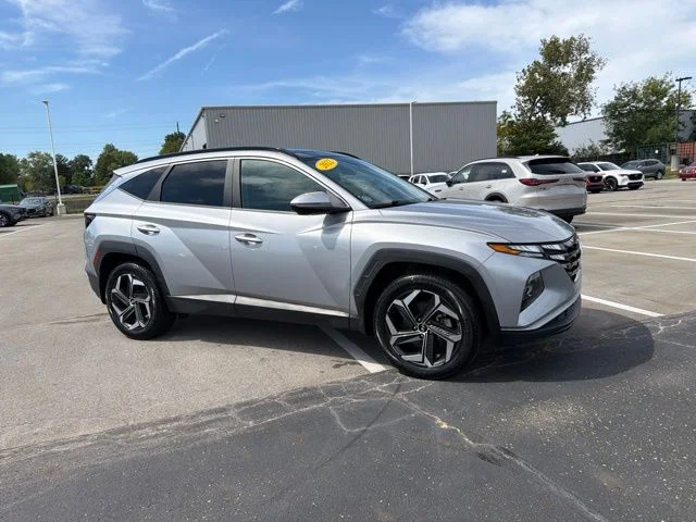 Used 2022 Silver Hyundai SEL Convenience image 4