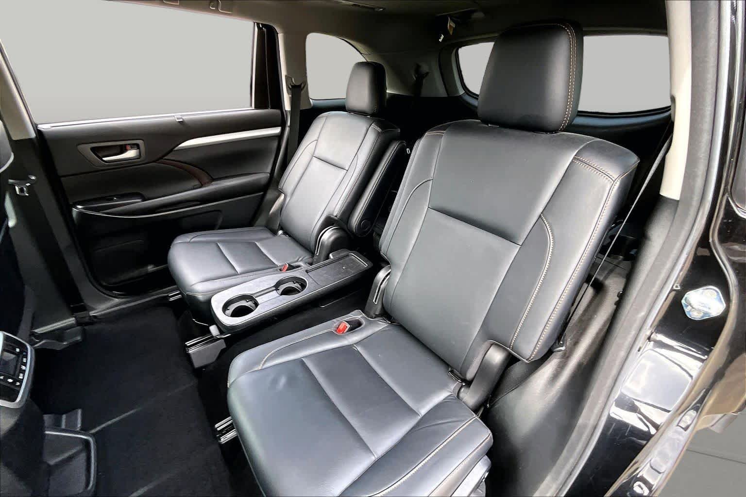 Used 2017 Midnight Black Metallic Toyota XLE image 19