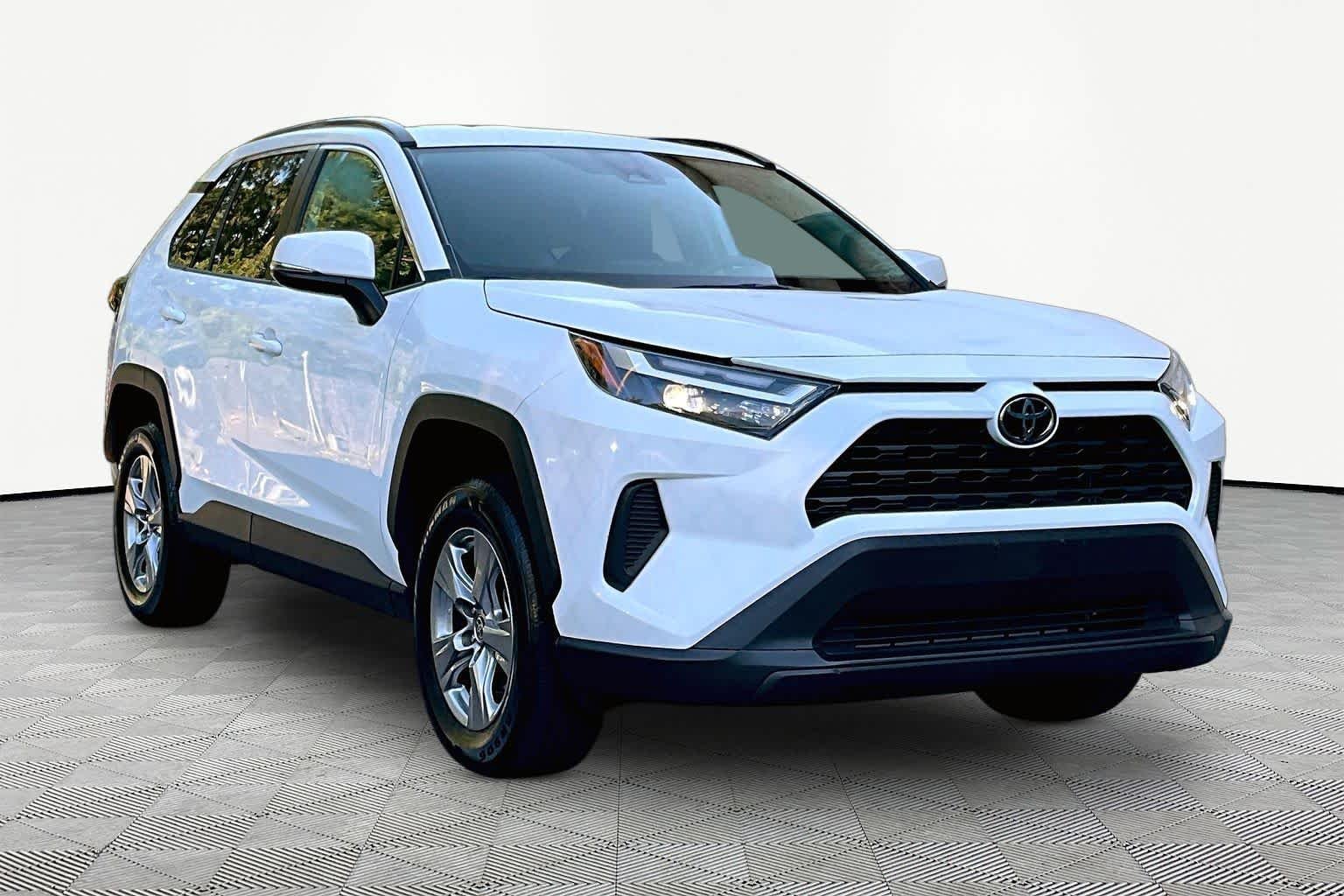Used 2025 Ice Cap Toyota XLE image 3