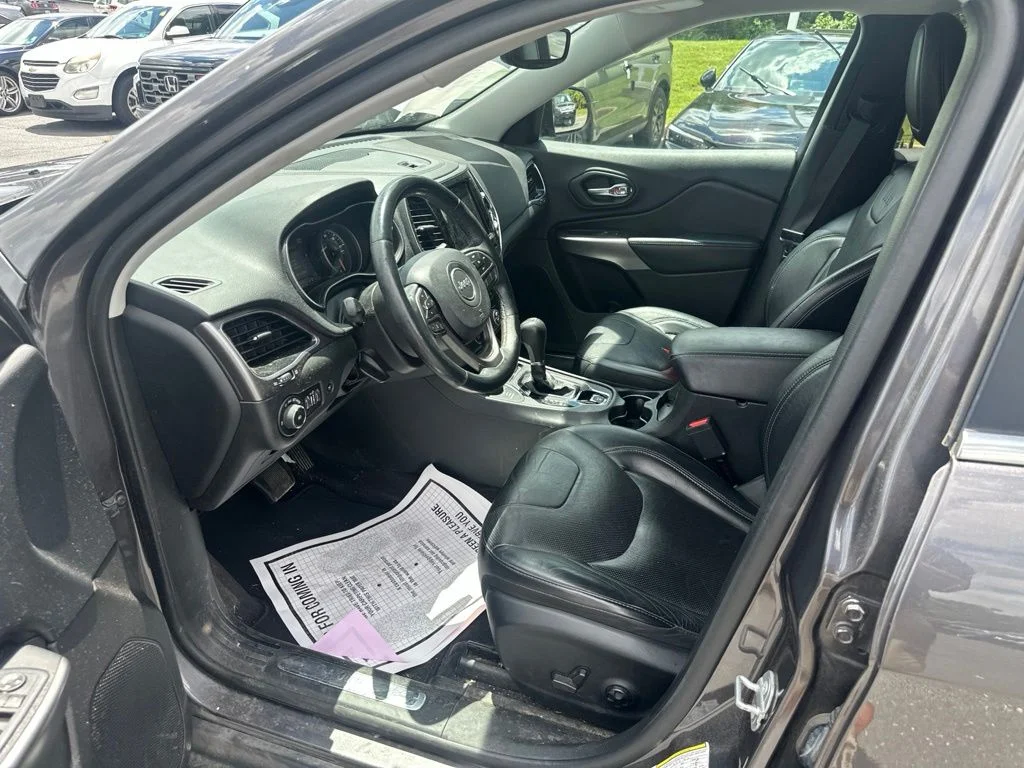 Used 2019 Crystal Metallic Jeep Limited image 9